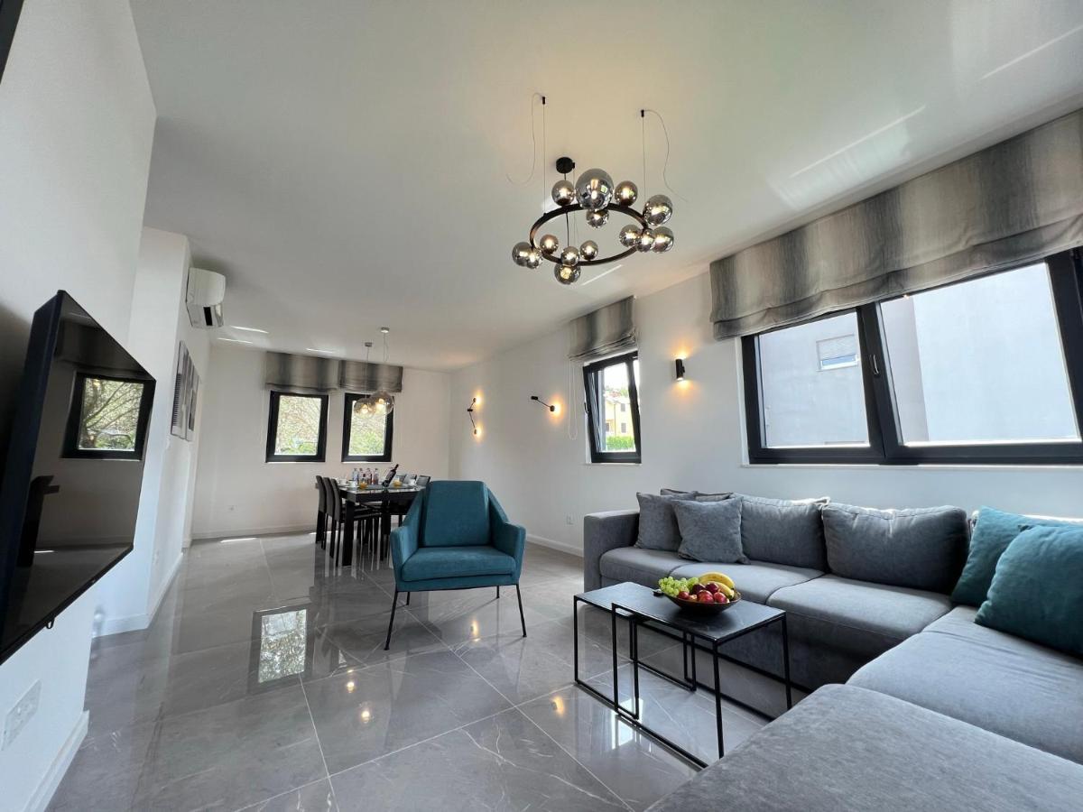 Beachfront House Olbia With Private Parking Trogir Zewnętrze zdjęcie