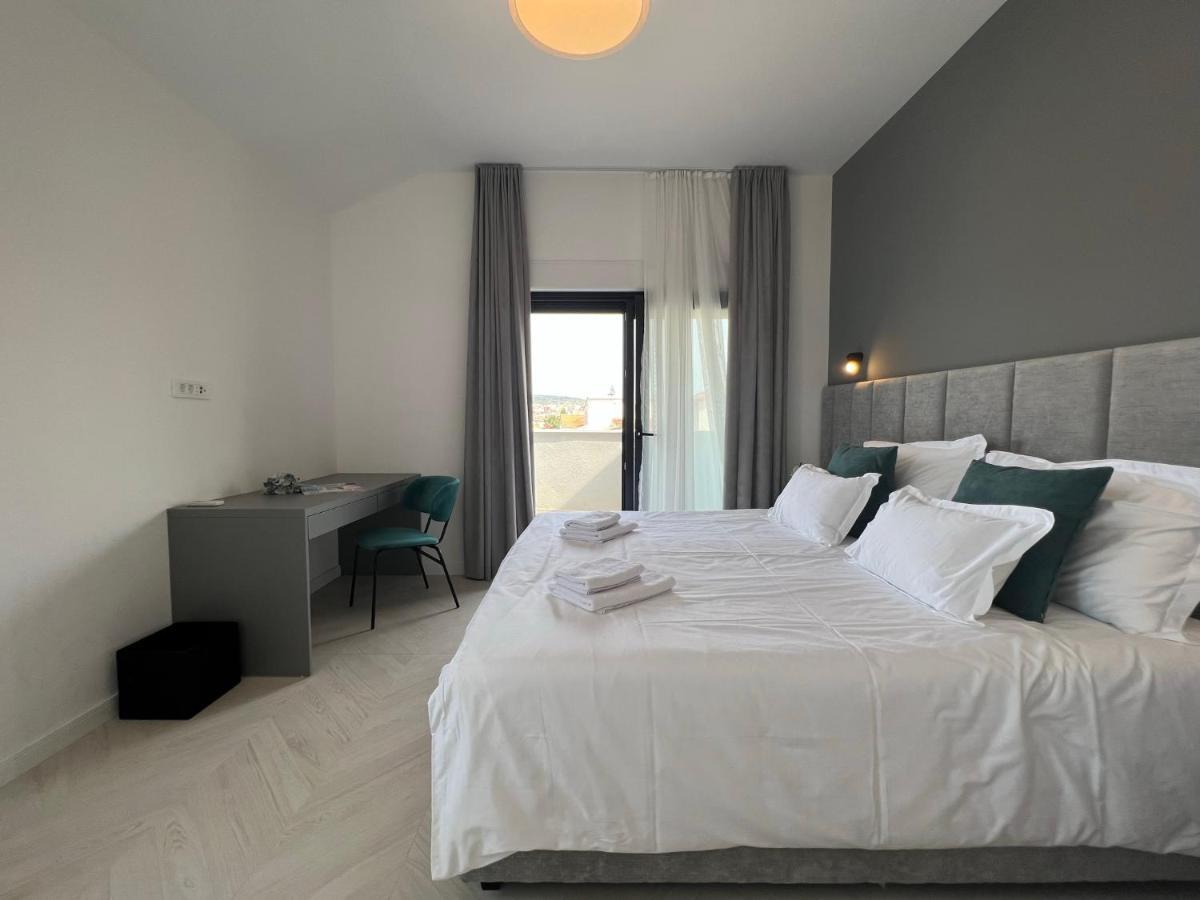 Beachfront House Olbia With Private Parking Trogir Zewnętrze zdjęcie